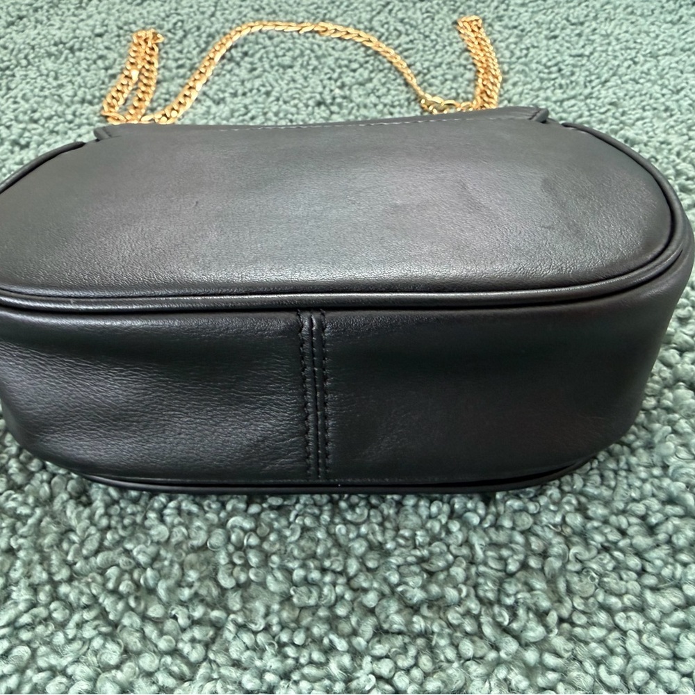 NWOT  Marc Jacobs Black Crossbody with Gold Chain - Picture 4 of 8